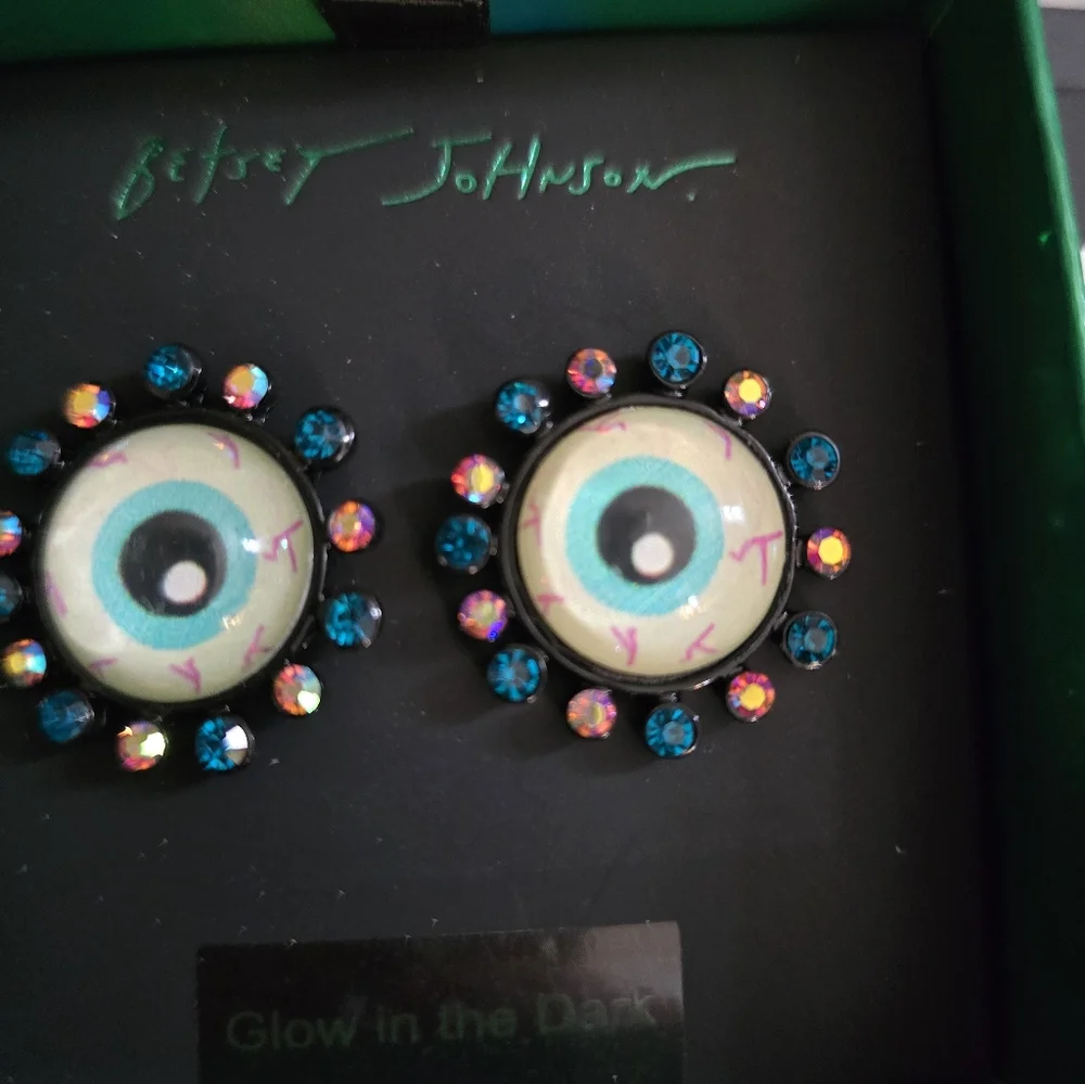 Betsey Johnson Eyeball button earrings! NWT - Picture 7 of 12